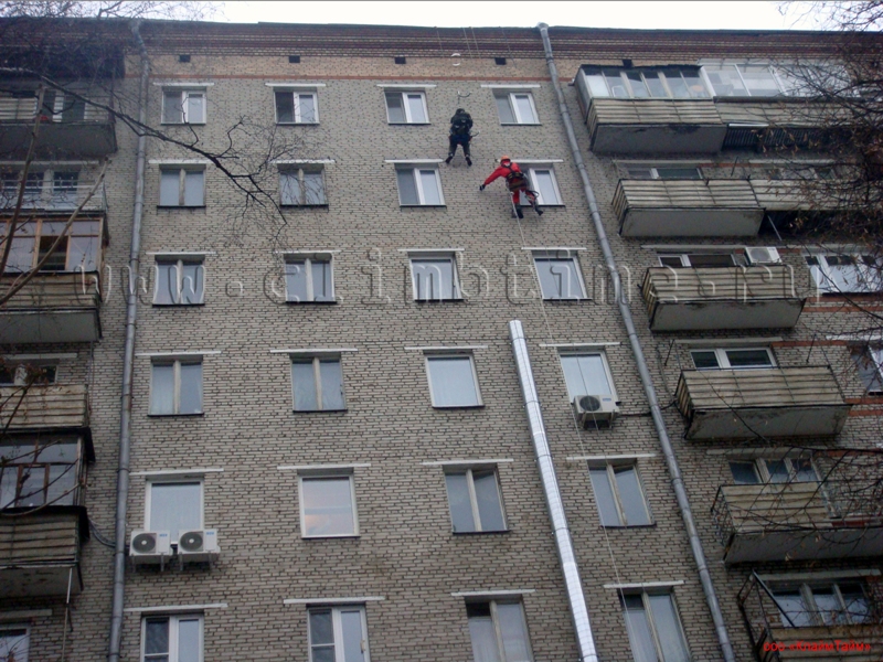 Установка воздуховодов на фасад здания альпинистами
